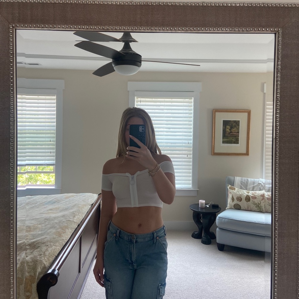 LF off the shoulder, front zipper, crop top